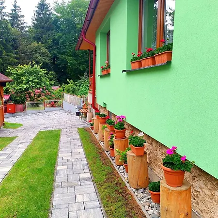 Domcek Pri Vodopade Nyaraló *