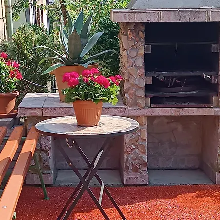 Domcek Pri Vodopade *